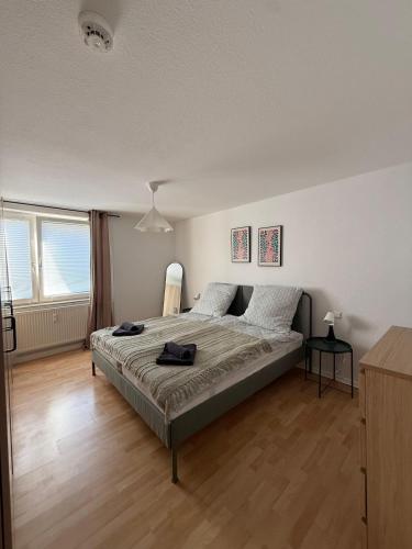 カッセルにあるSchöne Wohnung gegenüber Bahnhofの部屋にベッドがある寝室