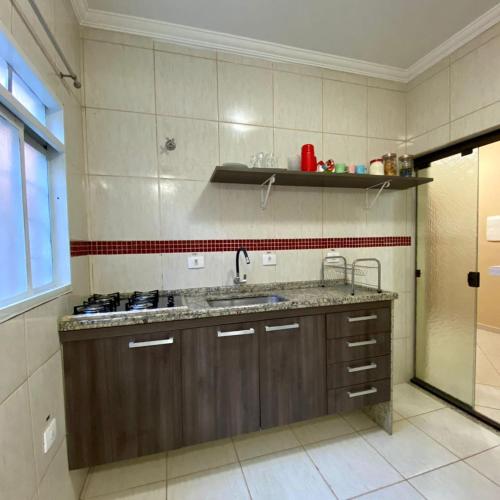 Kuchyň nebo kuchyňský kout v ubytování Maravilhoso Hostel Pousada Casa das Flores no Centro de Assis- SP-Brasil