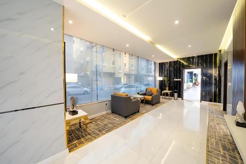 a lobby of a building with a waiting room at الرست ان للشقق المخدومة in Jazan