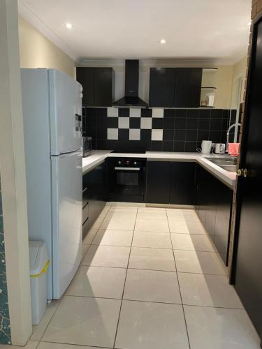 Kuchyň nebo kuchyňský kout v ubytování Close to shops & airport