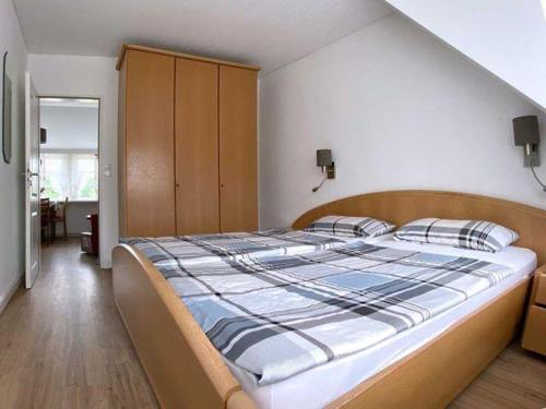 een slaapkamer met een groot bed in een kamer bij Haus Petje in Keitum