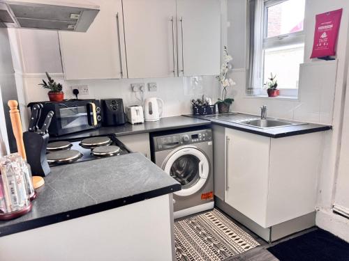 Una cocina o zona de cocina en Room 2 Shared House 10 min from Center