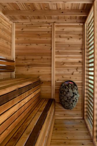 a sauna with a large wooden tub at Boutique Hotel Beekhuizen in Velp