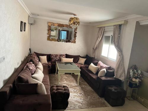 a living room with a couch and a table at Amira Hay Matar in Nador