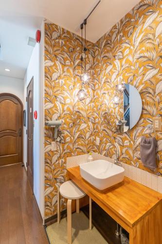 a bathroom with a sink and a wall at kizahashi-south-Osaka 200m2 family 5bedroom tabletennis in Osaka