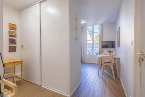 TV a/nebo společenská místnost v ubytování 2 Studios 30 et 20 m2 proche parc et Tram D Le Bouscat tres lumineux