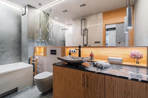 un bagno con lavandino e WC di Yacht Park Marina ekskluzywny apartament z widokiem na Marinę Gdynia a Gdynia