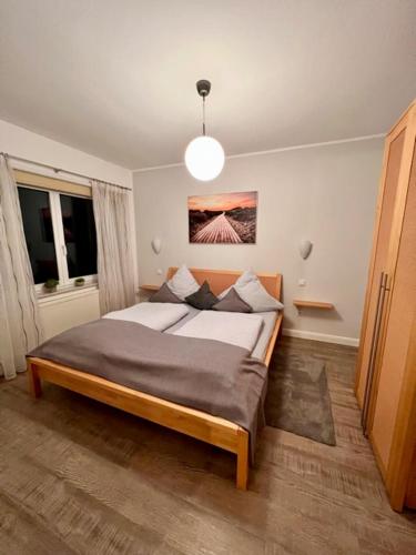a bedroom with a large bed in a room at Baalmann Nr.2 in Borkum