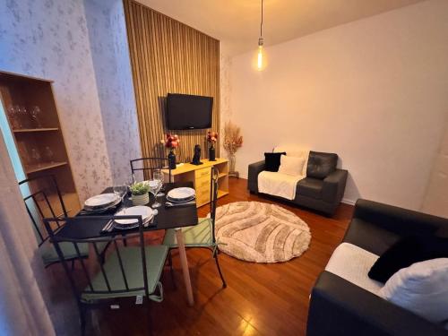 Room 3 Shared House 10 min from Centerにあるテレビまたはエンターテインメントセンター