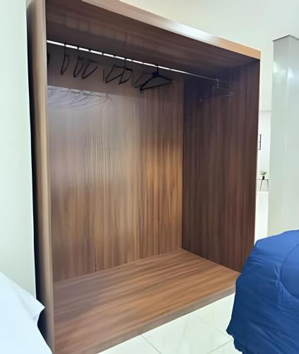 a closet with a wooden door in a bedroom at Loft Estilo seguro e bem localizado in Rio Branco