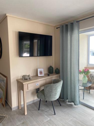 a desk in a room with a chair and a television at Luxury Holiday Apartment mit 2 Schlafzimmern am Strand von Hout Bay in Hout Bay