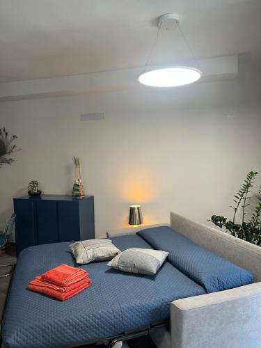 ein Bett mit zwei Kissen darauf in einem Zimmer in der Unterkunft Loft di Gianluca e Grazia in Maracalagonis