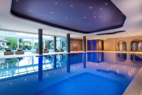 a large swimming pool in a house with a ceiling at FAYN garden retreat hotel in Lagundo