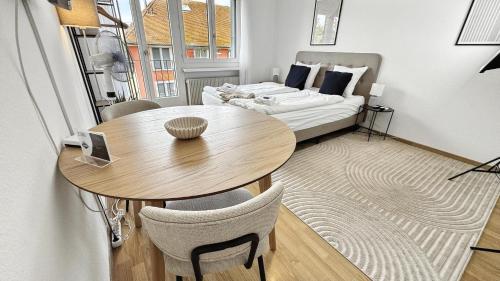 a living room with a table and a bed at Cute studio in the center - Crown 42 in Zürich
