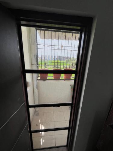 Una ventana en un baño con algunas plantas en el alféizar. en Happy living, en Gunadala