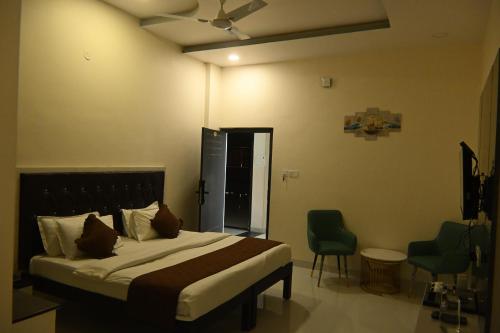 Gallery image of Hotel Rajmahal Boarding And Lodging in Sindhnūr
