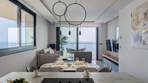 SUNSET SAILORS show apartment
