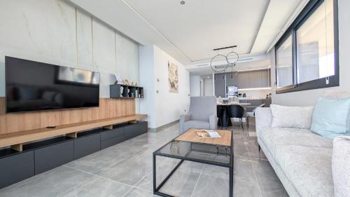 SUNSET SAILORS show apartment