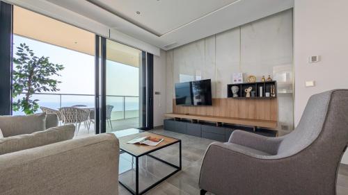 SUNSET SAILORS show apartment
