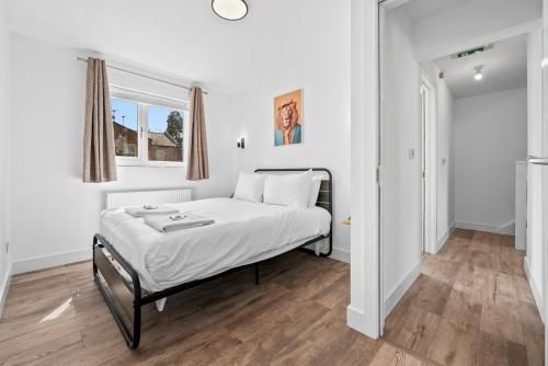 レミントン・スパにあるNEW! 6BR Gem, By Clarendon Stays, Free Parking, Perfect For Groupsのベッドと窓のある白い寝室