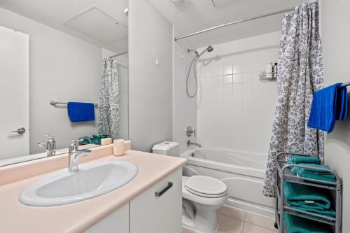 ein Badezimmer mit Waschbecken, Toilette und Badewanne in der Unterkunft Attractive 1 Bedroom High Floor with Skyline View in Toronto