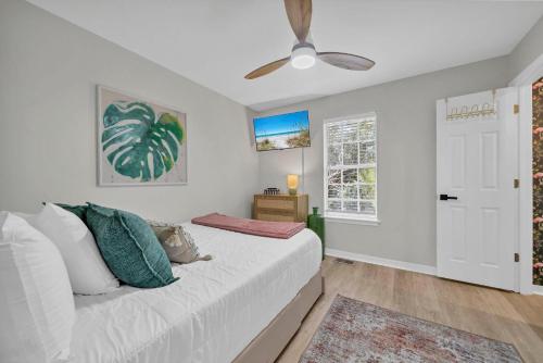 une chambre avec un lit et un ventilateur de plafond dans l'établissement Milo's Beach Bungalow, à Santa Rosa Beach