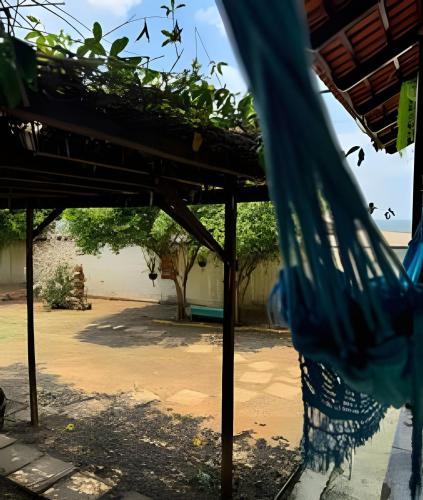 a view of a yard with a building and trees at Casa Jardim jabuticabas na fronteira in Brasiléia