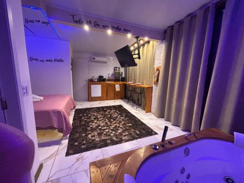Una televisión o centro de entretenimiento en Suite Piscina térmica e Banheira Jacuzzi a 20km de Ctba