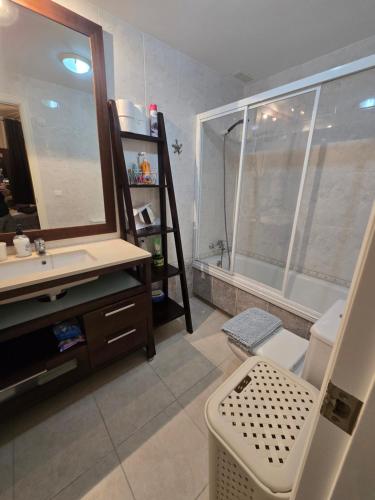 une salle de bain avec un lavabo, un miroir et une baignoire dans l'établissement La Calma, à Jávea