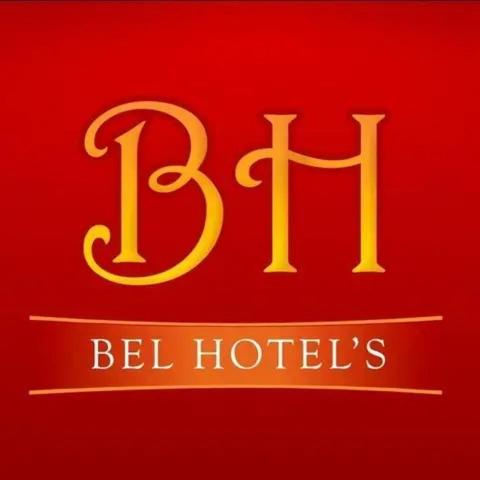 ヌシ・ベーにあるBel Hotel'sの「be hotel」と書かれた赤と金の看板