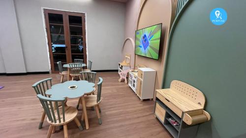 a dining room with chairs and a table and a tv at Pyrenéus Residence in Pirenópolis