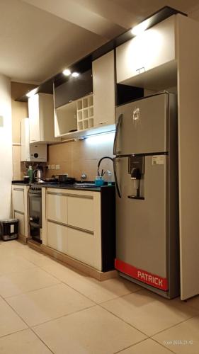 a kitchen with a refridgerator in a room at DEPARTAMENTO 2 DOR ZONA PARQUE CON JACUZZi in Paraná