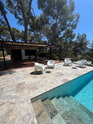 un patio con sillas y una piscina en Mas Misajail, en Le Castellet