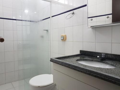 un bagno con lavandino e WC di Casa perto da praia - Frente para Lagoa a Garopaba