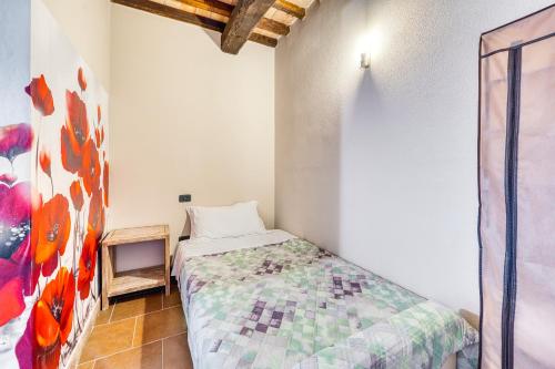 a bedroom with a bed and a painting on the wall at Casale Rialto in Montefalco
