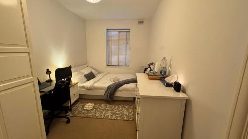 Postel nebo postele na pokoji v ubytování Room in Camden Shared Flat