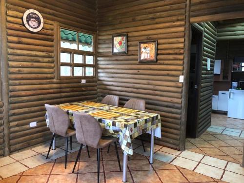 Un comedor con mesa y sillas en Mil Flores San Rafael, en Turrialba