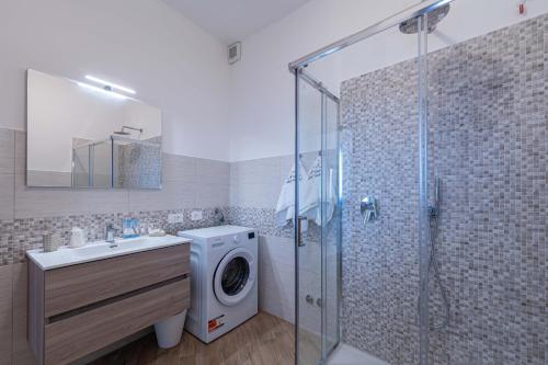 a bathroom with a washing machine and a shower at A casa dei nonni in Scala