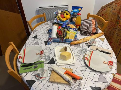 a table with plates and utensils on it at Alojamiento Evelyne Cal Paleta Noves de Segre in Novés de Segre