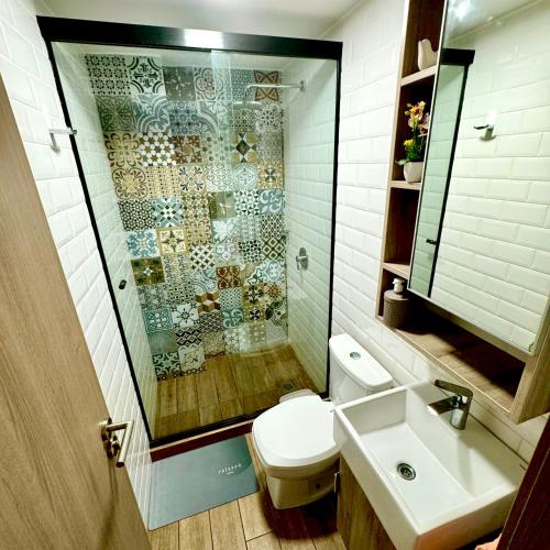 ein Badezimmer mit Toilette, Waschbecken und Dusche in der Unterkunft Depto amoblado 2 dormitorios Equipetrol in El Pary