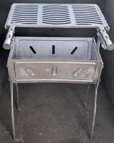 a wooden table with a grill on top of it at Casa c Wi-fi e garagem a 5 min do centro in Maricá