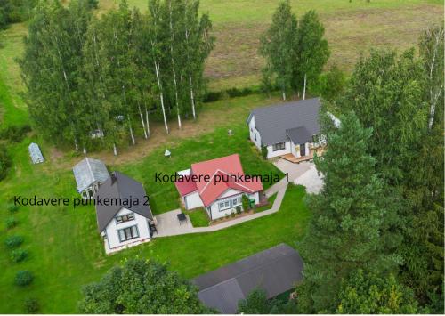 una vista aérea de una casa en un campo en Kodavere puhkemaja 1, en Vihtra