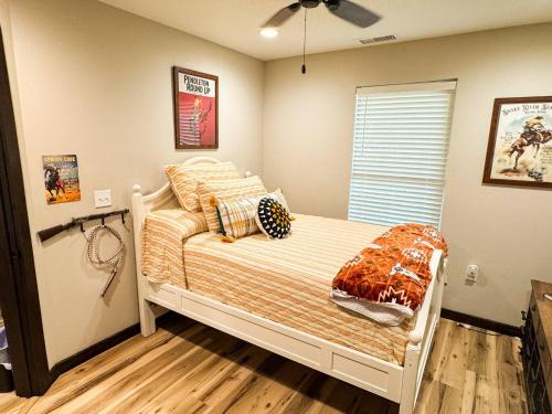 Schlafzimmer mit einem Bett mit Kissen und einem Ventilator in der Unterkunft Little River Retreat~Peaceful Countryside Getaway in De Queen