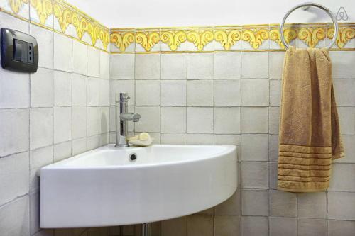 アーチ・カステッロにあるLa Pietra di Trizca - House by the Seaの白いタイル張りのバスルーム(白いシンク付)