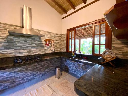 Ruang duduk di Casa Encantada em Arraial d'Ajuda