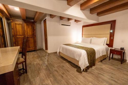 Postel nebo postele na pokoji v ubytování GHL Collection Armería Real Hotel