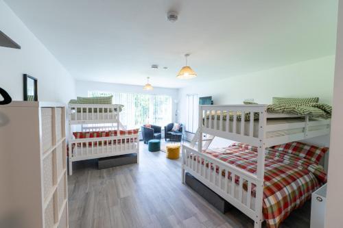 ein Schlafzimmer mit 2 Etagenbetten und ein Wohnzimmer in der Unterkunft Cove Hill Serviced Accommodation in Letterkenny