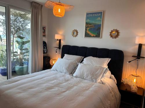 Ένα ή περισσότερα κρεβάτια σε δωμάτιο στο Dolce Riviera - Escapade avec Vue Panoramique