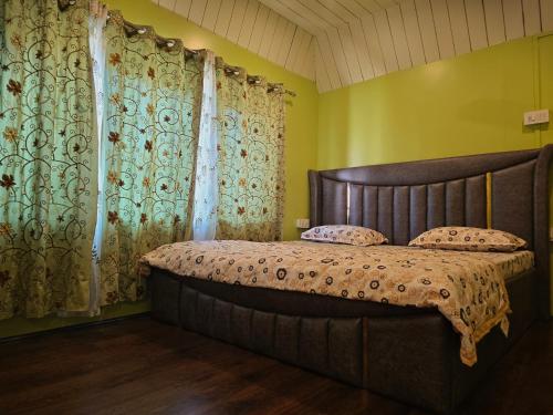 Postel nebo postele na pokoji v ubytování kangri cottage