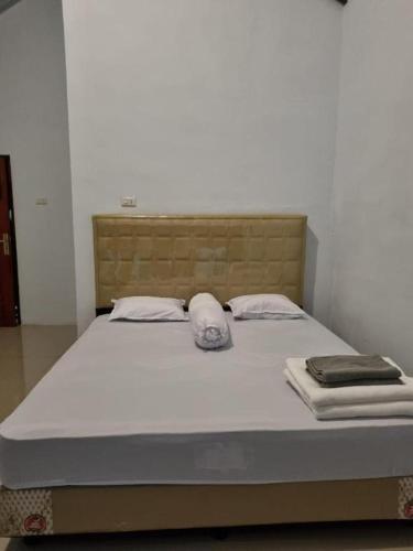 a large bed in a room with a mattressvisor at Sawah Resto Bungalow & Jungle Trekking in Bukit Lawang